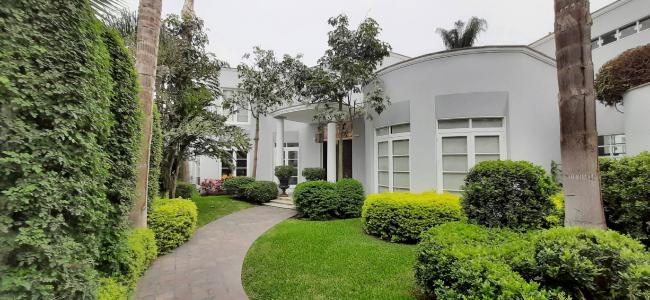 En venta  casa con reminiscencias italianas clásicas Urb El Haras La Molina, 450 mt2, 3 habitaciones